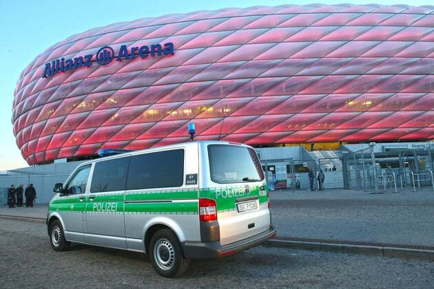 Muenchen Polizei vor der Allianz Arena FC Bayern Muenchen vs. Olympiakos Piraeus, Fussball, Champions League, 24.11.2015, Copyright: Langerx xEibner-Pressefoto EP_HLR