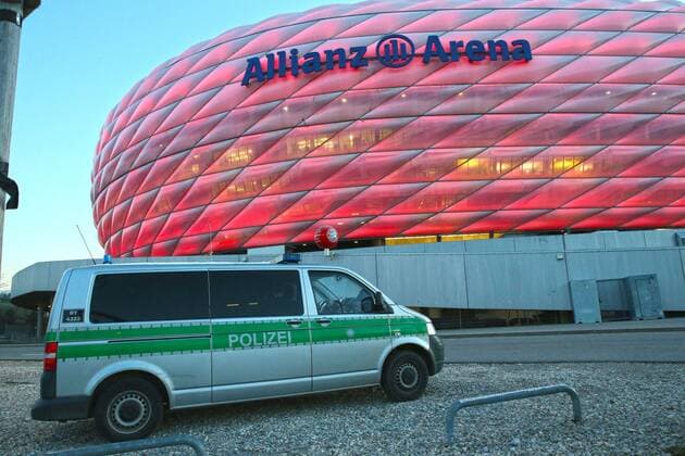Muenchen Polizei vor der Allianz Arena FC Bayern Muenchen vs. Olympiakos Piraeus, Fussball, Champions League, 24.11.2015, Copyright: Langerx xEibner-Pressefoto EP_HLR