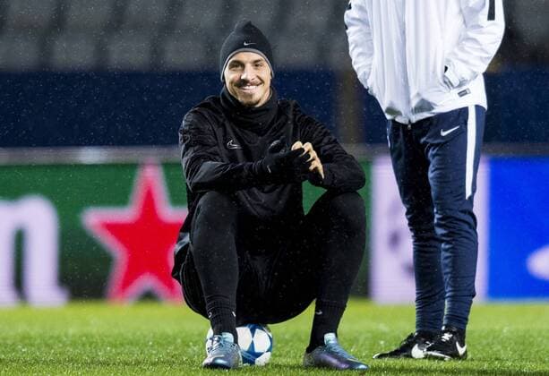 Fußball, Champions League, Paris St. Germain Training 151124 PSG:s Zlatan Ibrahimovic sitter pa en boll under en träning inför fotbollsmatchen i Champions League den 24 november 2015 i Malmö.  Copyright: PETTERxARVIDSON BB151124PA110