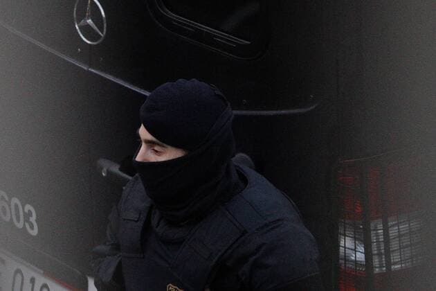 FuÃŸball, Champions League, Sicherheitsvorkehrungen in Barcelona 24.11.2015. Nou Camp, Barcelona, Spain. Champions League. Barcelona versus AS Roma. Masked and armed Police around the Nou Camp xAngelxBoludax  ActionPlus11684055