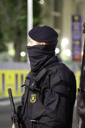 FuÃŸball, Champions League, Sicherheitsvorkehrungen in Barcelona 24.11.2015. Nou Camp, Barcelona, Spain. Champions League. Barcelona versus AS Roma. An armed Policeman controls the access to the stadium. xAngelxBoludax  ActionPlus11684059