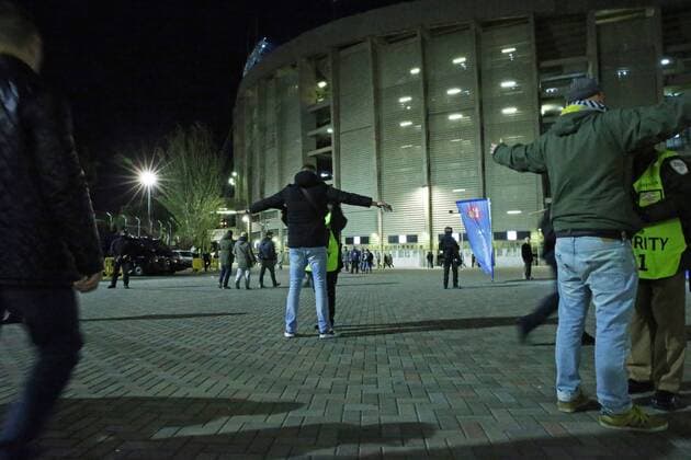 Fußball, Champions League, Sicherheitsvorkehrungen in Barcelona BARCELONA -24 noviembre- ESPANA: medidas de seguridad antes del partido entre el FC Barcelona Barca y la Roma, correspondiente a la Liga de Campeones, el 24 de noviembre del 2015. 