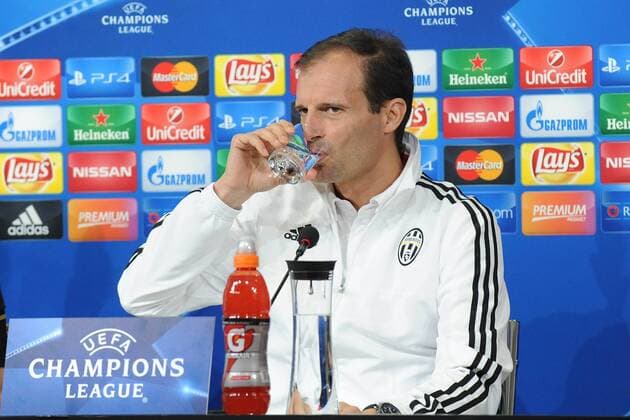 Turin, 24.11.2015 - Fussball - UEFA Champions League 2015 2016 - Pressekonferenz vor der Partie Juventus Turin vs Manchester City - allegri massimiliano allenatore della Juventus mentre beve un bicchiere d acqua - xHOCHxZWEIx xItalyxPhotoxPressx 