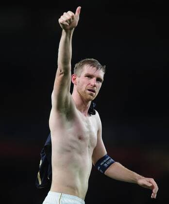 Football - 2015 2016 Champions League - Group F: Arsenal vs. Dinamo Zagreb Per Mertesacker of Arsenal salutes the fans after the match at The Emirates. COLORSPORT ANDREW COWIE 