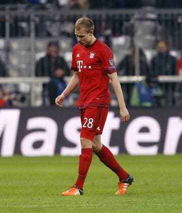 Holger Badstuber (Bayern) verlässt nach seiner roten Karte enttäuscht das Spielfeld . FC Bayern München-Olympiakos Piräus . München, GER, 24.11.2015, Fussball-Champions League 2015-2016 .