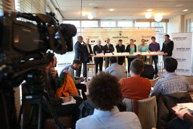 Frank Ehrich, Frank Mackerodt, Thomas Wiedermann(Vorsitzender des Vorstandes, Der Club an der Alster), Thomas Krohne (Präsident des Deutschen Volleyball-Verbandes), Christoph Holstein (Staatsrat der Behörde für Inneres und Bereich Sport), Laura Ludwig, Kira Walkenhorst, Lars Flüggen, Markus Böckermann xMichaelxKunkelx xHOCHxZWEIx