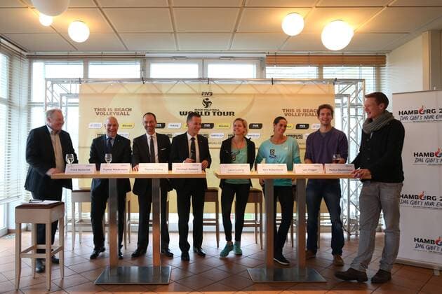 Frank Mackerodt, Thomas Wiedermann (Vorsitzender des Vorstandes, Der Club an der Alster), Thomas Krohne (Präsident des Deutschen Volleyball-Verbandes), Christoph Holstein (Staatsrat der Behörde für Inneres und Bereich Sport), Laura Ludwig, Kira Walkenhorst, Lars Flüggen, Markus Böckermann xMichaelxKunkelx xHOCHxZWEIx