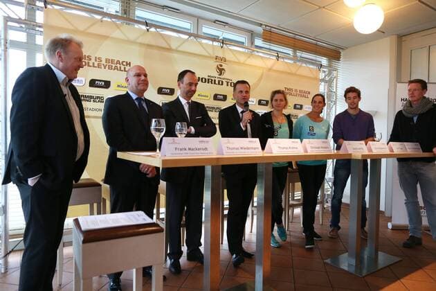 Frank Mackerodt, Thomas Wiedermann (Vorsitzender des Vorstandes, Der Club an der Alster), Thomas Krohne (Präsident des Deutschen Volleyball-Verbandes), Christoph Holstein (Staatsrat der Behörde für Inneres und Bereich Sport), Laura Ludwig, Kira Walkenhorst, Lars Flüggen, Markus Böckermann xMichaelxKunkelx xHOCHxZWEIx