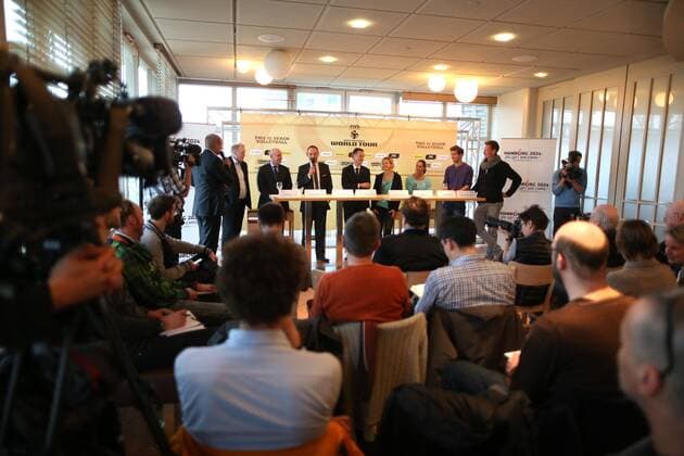 Frank Ehrich, Frank Mackerodt, Thomas Wiedermann (Vorsitzender des Vorstandes, Der Club an der Alster), Thomas Krohne (Präsident des Deutschen Volleyball-Verbandes), Christoph Holstein (Staatsrat der Behörde für Inneres und Bereich Sport), Laura Ludwig, Markus Böckermann xMichaelxKunkelx xHOCHxZWEIx