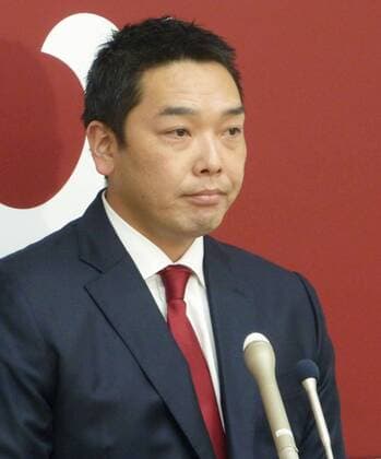 Giants star Abe sees pay plummet in new deal Yomiuri Giants catcher-first baseman Shinnosuke Abe speaks at a press conference PK Pressekonferenz in Tokyo on Nov. 25, 2015, after agreeing to a 36 percent pay cut with the club. 
