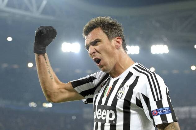 Fußball, Champions League, Juventus Turin - Manchester City Mario Mandzukic Juventus dopo gol 1-0, goal celebration - Turin, 25.11.2015 - Fussball - UEFA Champions League 2015 2016 - Juventus Turin vs Manchester City - filippoxalfero