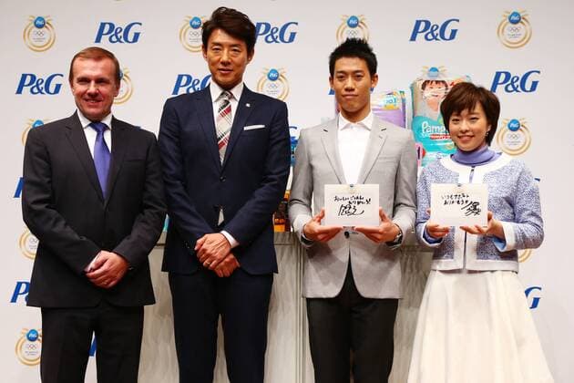 (L-R) Stanislav Vecera (President and Representative Director Procter & Gamble Japan), Shuzo Matsuoka, Kei Nishikori, Kasumi Ishikawa, NOVEMBER 25, 2015 : P&G appoints Japanese sports stars Kei Nishikori (tennis) and Kasumi Ishikawa Table tennis Tischtennis as ambassadors for their Thank You, Mom campaign at Jiji Press Hall, Tokyo, Japan. NoxThirdxPartyxSales  (hnna021119)