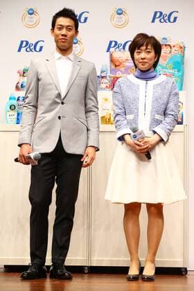 (L-R) Kei Nishikori, Kasumi Ishikawa, NOVEMBER 25, 2015 : P&G appoints Japanese sports stars Kei Nishikori (tennis) and Kasumi Ishikawa Table tennis Tischtennis as ambassadors for their Thank You, Mom campaign at Jiji Press Hall, Tokyo, Japan. NoxThirdxPartyxSales  (hnna021132)