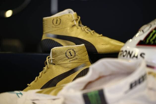 Motorsports: FIA Formula One World Championship WM Weltmeisterschaft 2015, Grand Prix of Abu Dhabi, shoes of 44 Lewis Hamilton (GBR, Mercedes AMG Petronas Formula One Team), xHOCHxZWEIx