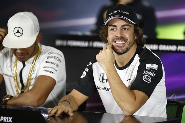 Motorsports: FIA Formula One World Championship WM Weltmeisterschaft 2015, Grand Prix of Abu Dhabi, 44 Lewis Hamilton (GBR, Mercedes AMG Petronas Formula One Team), 14 Fernando Alonso (ESP, McLaren Honda), xHOCHxZWEIx