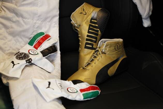 Motorsports: FIA Formula One World Championship WM Weltmeisterschaft 2015, Grand Prix of Abu Dhabi, shoes of 44 Lewis Hamilton (GBR, Mercedes AMG Petronas Formula One Team), xHOCHxZWEIx
