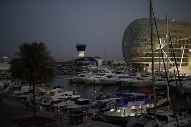Motorsports: FIA Formula One World Championship WM Weltmeisterschaft 2015, Grand Prix of Abu Dhabi, Yas Marina Circuit, port, harbor, Yacht, Yachten, Hafen, Schiff, Schiffe, Yachthafen xHOCHxZWEIx