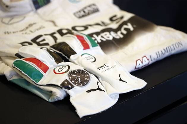 Motorsports: FIA Formula One World Championship WM Weltmeisterschaft 2015, Grand Prix of Abu Dhabi, shoes and suit of 44 Lewis Hamilton (GBR, Mercedes AMG Petronas Formula One Team), xHOCHxZWEIx