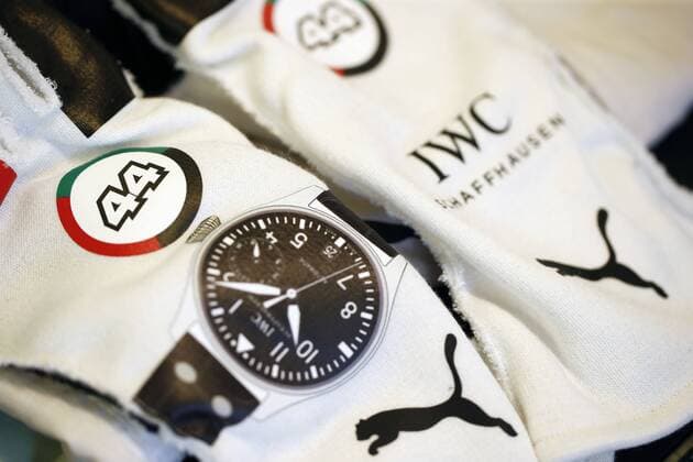 Motorsports: FIA Formula One World Championship WM Weltmeisterschaft 2015, Grand Prix of Abu Dhabi, shoes and suit of 44 Lewis Hamilton (GBR, Mercedes AMG Petronas Formula One Team), xHOCHxZWEIx