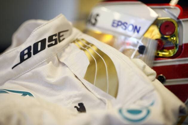 Motorsports: FIA Formula One World Championship WM Weltmeisterschaft 2015, Grand Prix of Abu Dhabi, shoes and suit of 44 Lewis Hamilton (GBR, Mercedes AMG Petronas Formula One Team), xHOCHxZWEIx