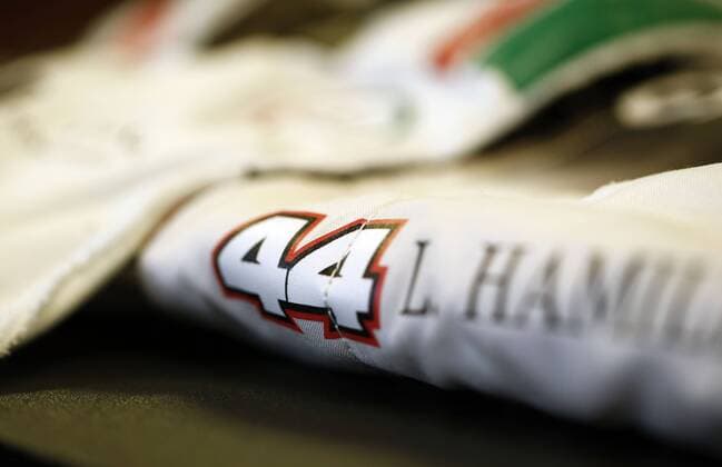 Motorsports: FIA Formula One World Championship WM Weltmeisterschaft 2015, Grand Prix of Abu Dhabi, shoes and suit of 44 Lewis Hamilton (GBR, Mercedes AMG Petronas Formula One Team), xHOCHxZWEIx