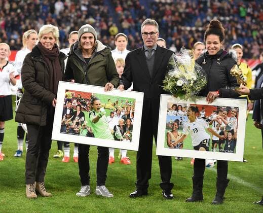 Frauen Fußball Nationalmannschaft, Länderspiel, Deutschland gegen England am 26.11.2015 im Stadion in Duisburg. Deutschlands Torfrau Nadine Angerer (2vl) und Celia Sasic werden vor dem Spiel von Bundestrainerin Silvia Neid (l) und Generalsekretär Helmut Sandrock verabschiedet.