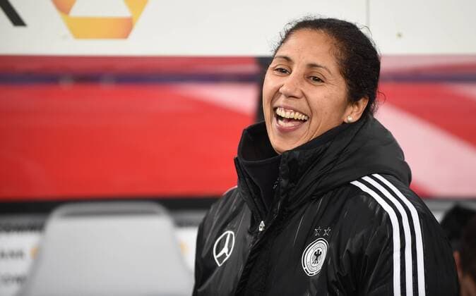 Frauen Fußball Nationalmannschaft, Länderspiel, Deutschland gegen England am 26.11.2015 im Stadion in Duisburg. Co-Trainerin Steffie Jones lacht vor dem Spiel.