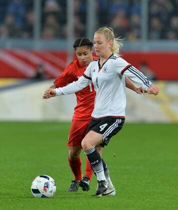 Frauen Fußball Nationalmannschaft, Länderspiel, Deutschland gegen England am 26.11.2015 im Stadion in Duisburg. Deutschlands Leonie Maier (r) kämpft gegen Englands Demi Stokes um den Ball.