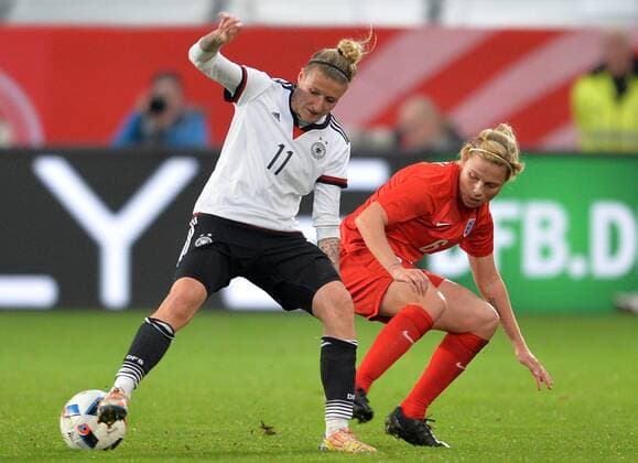 Frauen Fußball Nationalmannschaft, Länderspiel, Deutschland gegen England am 26.11.2015 im Stadion in Duisburg. Deutschlands Anja Mittag (l) kämpft gegen Englands Gilt Flaherty um den Ball.
