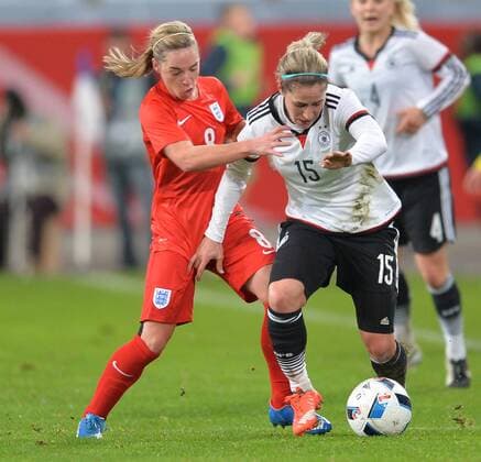 Frauen Fußball Nationalmannschaft, Länderspiel, Deutschland gegen England am 26.11.2015 im Stadion in Duisburg. Deutschlands Anna Blässe (r) kämpft gegen Englands Jordan Nobbs um den Ball.