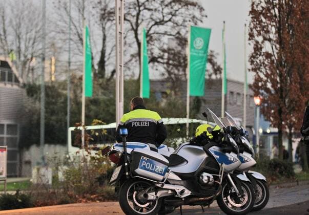Duisburg Das Frauenfussball-Laenderspiel Deutschland gegen England mit Polizei vor dem Stadion Deutschland - England, Frauenfussball, Laenderspiel, 26.11.2015, Copyright: Deutzmannx xEibner-Pressefoto EP_cdn