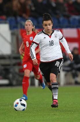 Duisburg Lina Magull ( 18, Deutschland) auf dem Weg vor das englische Tor Deutschland - England, Frauenfussball, Laenderspiel, 26.11.2015, Copyright: Deutzmannx xEibner-Pressefoto EP_cdn