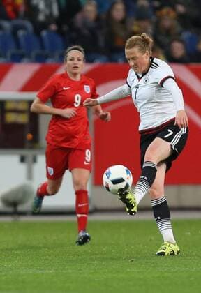 Duisburg Melanie Behringer ( 7, Deutschland) bei der Ballannahme zwischen Jodie Taylor ( 9, England) und Jill Scott ( 10, England) Deutschland - England, Frauenfussball, Laenderspiel, 26.11.2015, Copyright: Deutzmannx xEibner-Pressefoto EP_cdn