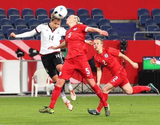 Duisburg Kopfballduell zwischen Babett Peter ( 14, Deutschland) und Stephanie Houghton ( 5, England) Deutschland - England, Frauenfussball, Laenderspiel, 26.11.2015, Copyright: Deutzmannx xEibner-Pressefoto EP_cdn
