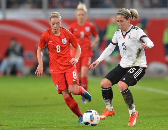 Frauen Fußball Nationalmannschaft, Länderspiel, Deutschland gegen England am 26.11.2015 im Stadion in Duisburg. Deutschlands Anna Blässe (r) kämpft gegen Englands Jordan Nobbs um den Ball.