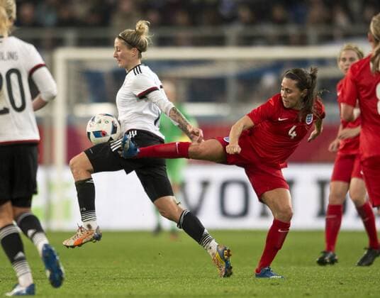vl: Anja MITTAG (GER), Fara WILLIAMS (ENG) Fussball Frauen Laenderspiel: Deutschland - England in Duisburg, Deutschland am 26.11.2015,
