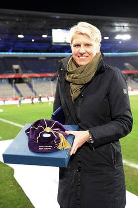 Duisburg Managerin Doris Fitschen ( Deutschland ) wird fuer ihre 144 DFB Laenderspiele geehrt. 26.11.2015 --- Fussball --- Laenderspiel --- Deutschland vs England Copyright: Thienelx Eibner-Pressefoto EP_ttl