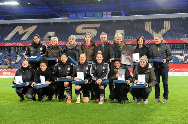 Duisburg UEFA Ehrung fuer die DFB Nationalpielerinnen mit mehr als hundert Laenderspiele. Hintere Reihe v.l.n.r.: Steffi Jones, Silvia Neid, Silke Rottenberg, Kerstin Garefrekes, Helmut Sandrock, Doris Fitschen, Renate Lingor, Kerstin Steegemann Vordere Reihe v.l.n.r.: Pia Wunderlich, Celia Sasic, Annike Krahn, Melanie Behringer, Anja Mittag, Sandra Smisek, Nadine Angerer ( alle Deutschland ) 26.11.2015 --- Fussball --- Laenderspiel --- Deutschland vs England Copyright: Thienelx Eibner-Pressefoto EP_ttl