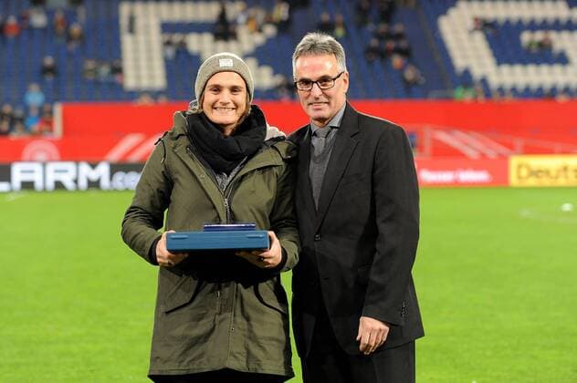 Duisburg Nadine Angerer ( links Deutschland ) wird fuer ihre ueber einhundert DFB Laenderspiele durch Helmut Sandrock geehrt. 26.11.2015 --- Fussball --- Laenderspiel --- Deutschland vs England Copyright: Thienelx Eibner-Pressefoto EP_ttl
