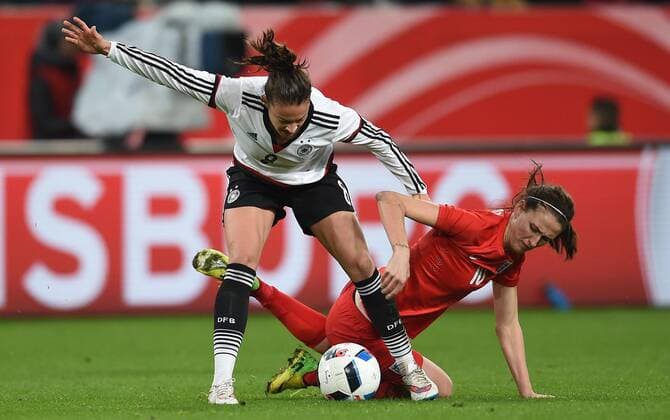 Frauen Fußball Nationalmannschaft, Länderspiel, Deutschland gegen England am 26.11.2015 im Stadion in Duisburg. Deutschlands Felicitas Rauch(l) kämpft gegen Englands Jill Scott um den Ball.