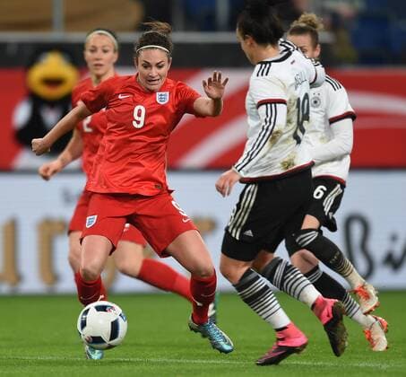 Frauen Fußball Nationalmannschaft, Länderspiel, Deutschland gegen England am 26.11.2015 im Stadion in Duisburg. Deutschlands Lina Magull (r) kämpft gegen Englands Jodie Taylor um den Ball.