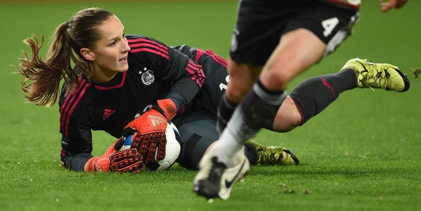 Frauen Fußball Nationalmannschaft, Länderspiel, Deutschland gegen England am 26.11.2015 im Stadion in Duisburg. Deutschlands Torhüterin Laura Benkarth hat den Ball.