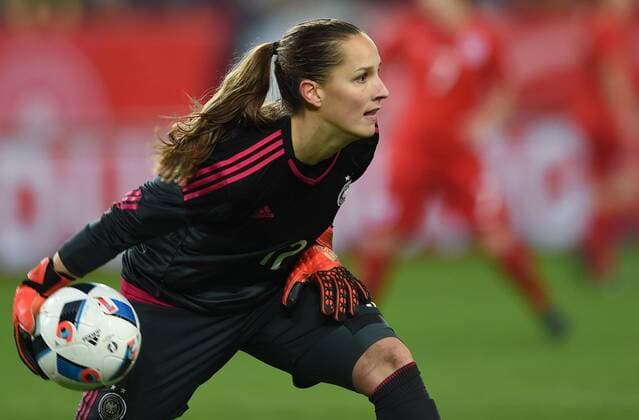 Frauen Fußball Nationalmannschaft, Länderspiel, Deutschland gegen England am 26.11.2015 im Stadion in Duisburg. Deutschlands Torhüterin Laura Benkarth hat den Ball.
