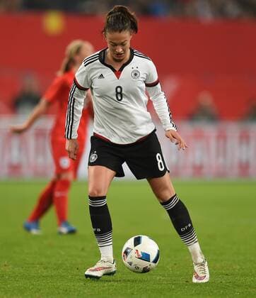 Frauen Fußball Nationalmannschaft, Länderspiel, Deutschland gegen England am 26.11.2015 im Stadion in Duisburg. Deutschlands Felicitas Rauch am Ball.
