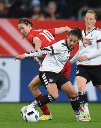 Frauen Fußball Nationalmannschaft, Länderspiel, Deutschland gegen England am 26.11.2015 im Stadion in Duisburg. Deutschlands Felicitas Rauch(l) kämpft gegen Englands Jill Scott um den Ball.