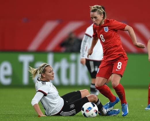 Frauen Fußball Nationalmannschaft, Länderspiel, Deutschland gegen England am 26.11.2015 im Stadion in Duisburg. Deutschlands Lena Goeßling (l) kämpft gegen Englands Jordan Nobbs um den Ball.