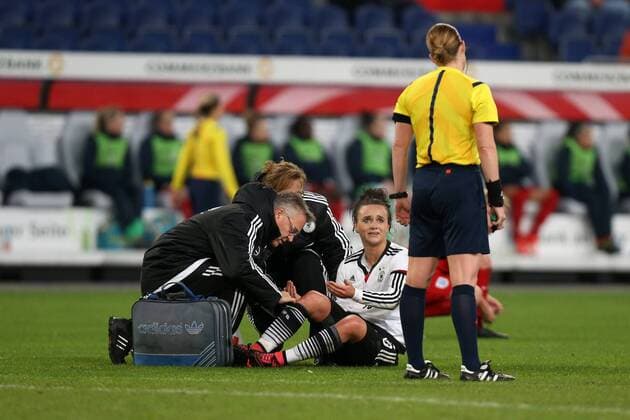 Duisburg Lina Magull ( 18, Deutschland) muss behandelt werden nach einem Foul von Jill Scott ( 10, England) (n.i.B.) und beschwert sich bei Schiedsrichterin Staubli Deutschland - England, Frauenfussball, Laenderspiel, 26.11.2015, Copyright: Deutzmannx xEibner-Pressefoto EP_cdn
