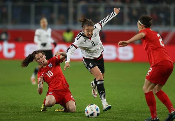 Duisburg Zeikampf zwischen Jill Scott ( 10, England) und Felicitas Rauch ( 8, Deutschland) Deutschland - England, Frauenfussball, Laenderspiel, 26.11.2015, Copyright: Deutzmannx xEibner-Pressefoto EP_cdn