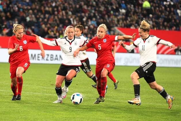 Duisburg v.l. Gilly Flaherty ( 6, England), Mandy Islacker ( 9, Deutschland), Stephanie Houghton ( 5, England) und Anja Mittag ( 11, Deutschland) Deutschland - England, Frauenfussball, Laenderspiel, 26.11.2015, Copyright: Deutzmannx xEibner-Pressefoto EP_cdn