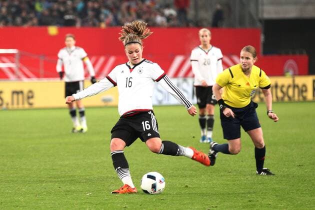 Duisburg Melanie Leupolz ( 16, Deutschland) zieht ab Deutschland - England, Frauenfussball, Laenderspiel, 26.11.2015, Copyright: Deutzmannx xEibner-Pressefoto EP_cdn